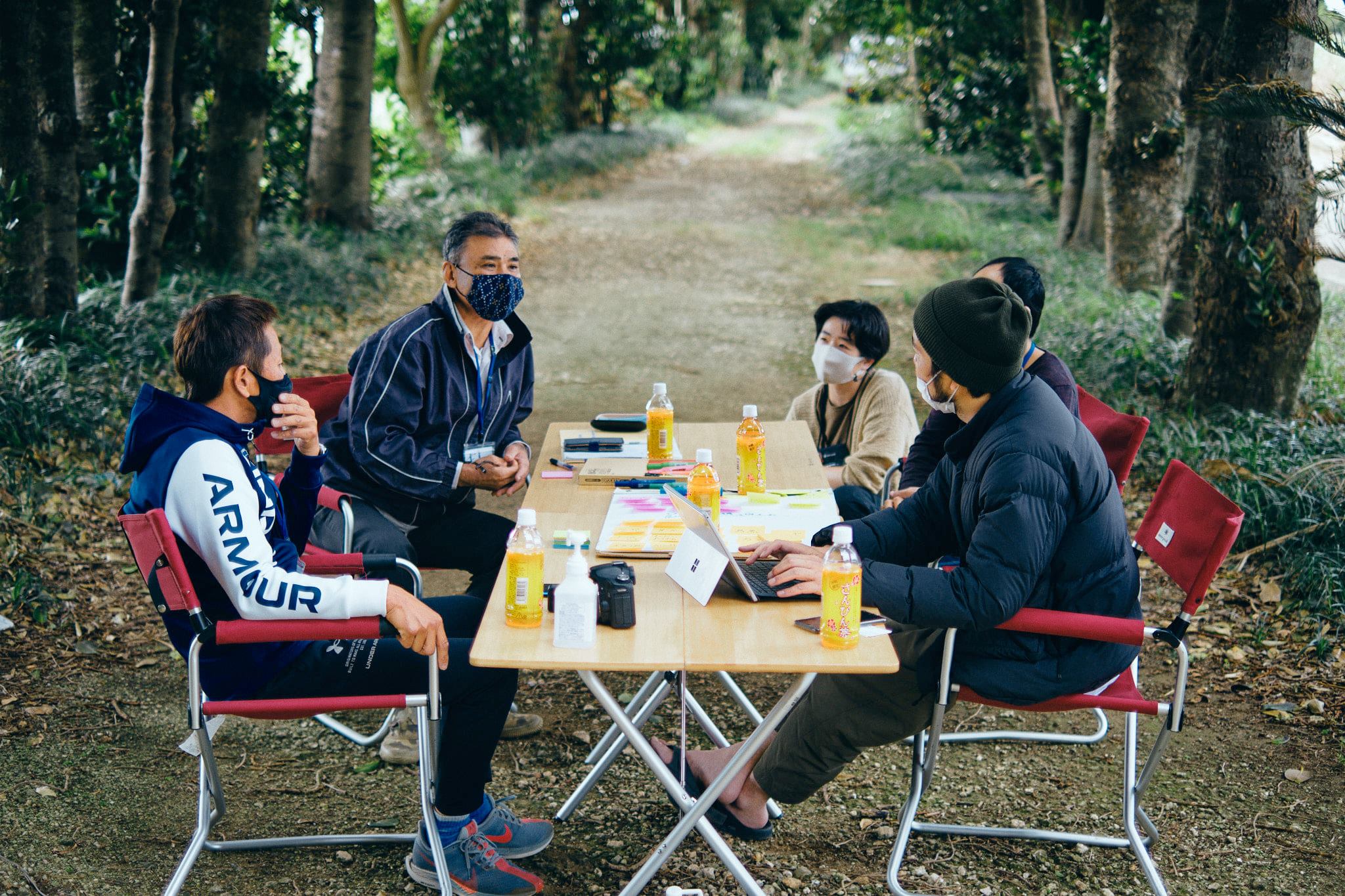現場で対話している様子
